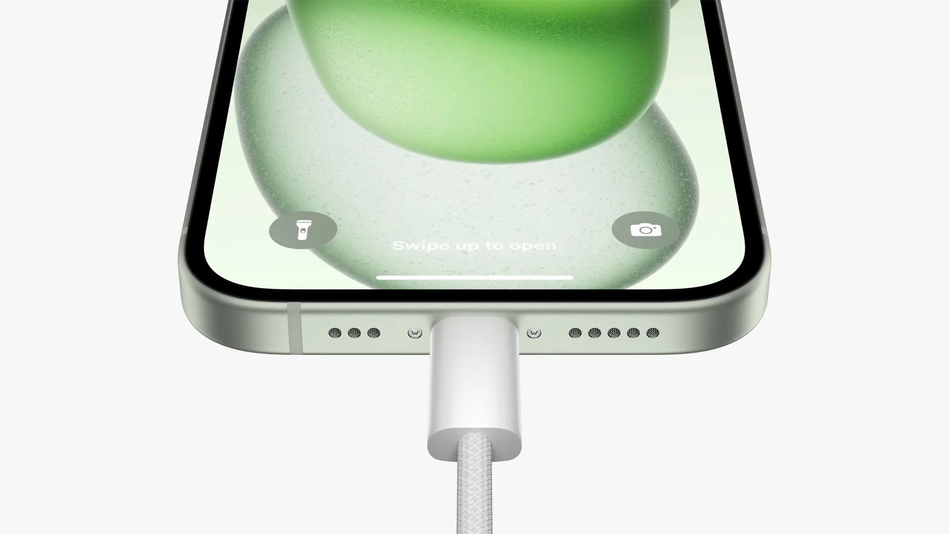 iPhone 15 màu xanh lá đang được cắm sạc bằng cáp USB-C