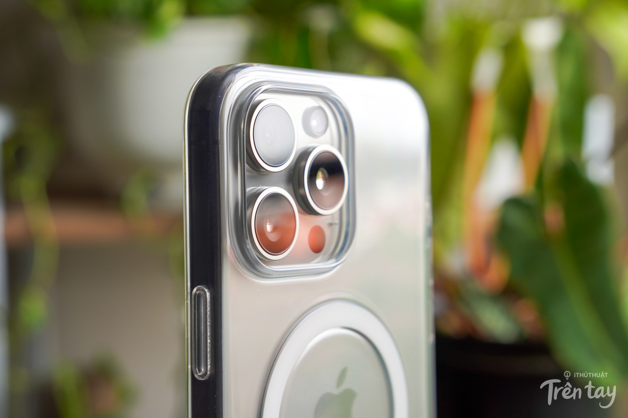 Trên tay ốp Apple Clear Case cho iPhone 15 Pro Max màu Titan tự nhiên 11